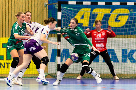 Skurus Kaja Stojilkovic hålls hårt av Skaras Sofia