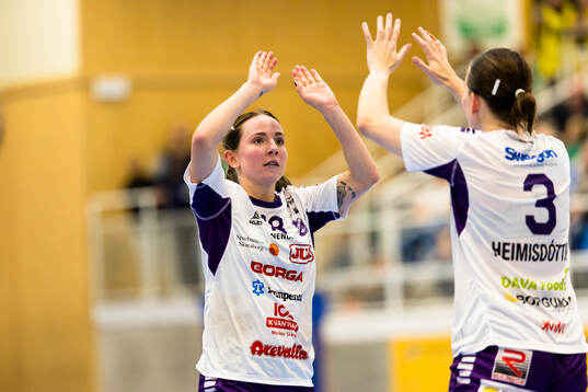Skaras Melanie Felber firar ett mål med Aldis Asta