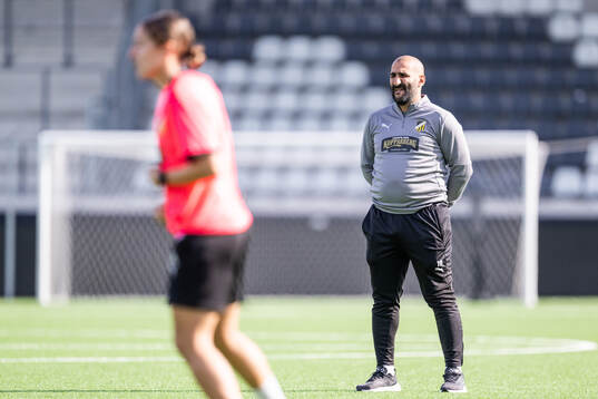 Head coach Mak Lind