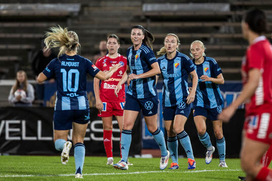 Djurgårdens Pauline Hammarlund och Tove Almqvist jublar