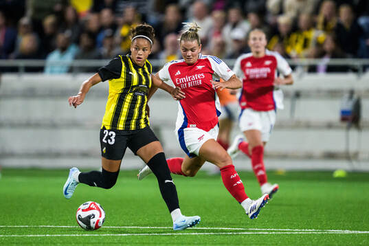 Felicia Schröder of Häcken and Laura Wienroither of