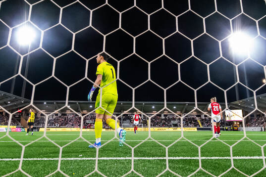 Goalkeeper Manuela Zinsberger of Arsenal looks dejected