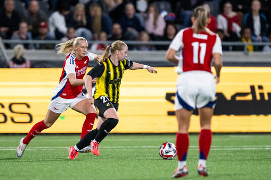 Stina Blackstenius of Arsenal and Johanna Fossdalsá