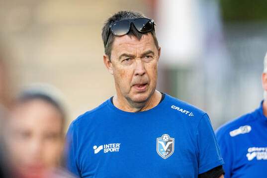Växjö DFFs lagledare Ronny Johanssonunder fotbollsmatchen