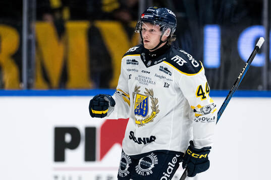 Södertäljes Carter Souch jublar