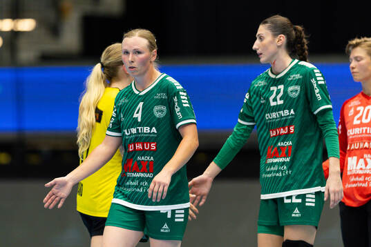 Skurus Alexandra Bjärrenholt och Kaja Stojilkovic  deppar