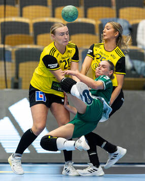 Sävehofs Thea Blomst och Emma Mihailovic försvarar mot