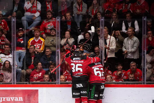 Örebros spelare jublar