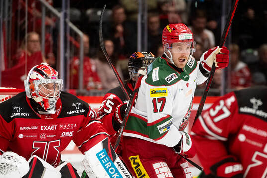 Örebros målvakt Jonas Arntzen och MoDos Riley Woods