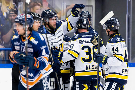 HV71s Andre Petersson jublar med lagkamrater
