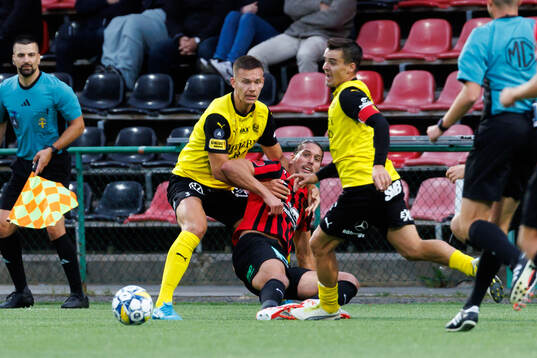 Mjällbys Arvid Brorsson och Brommapojkarnas Nikola Vasic