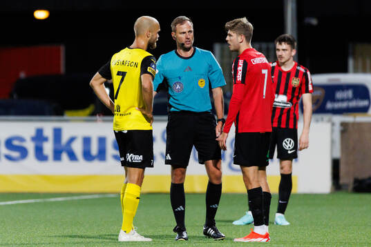Mjällbys Viktor Gustafson, domare Richard Sundell och