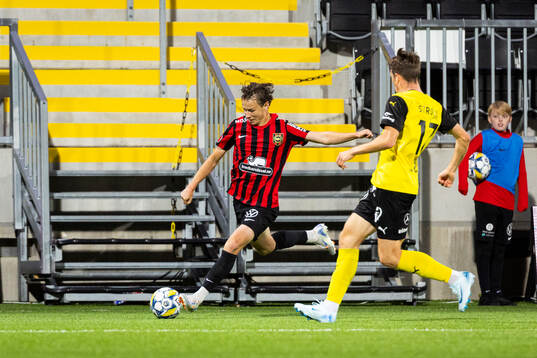 Brommapojkarnas Alex Timossi Andersson och Mjällbys Elliot