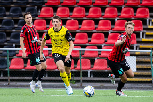 Mjällbys Elliot Stroud och Brommapojkarnas Alexander