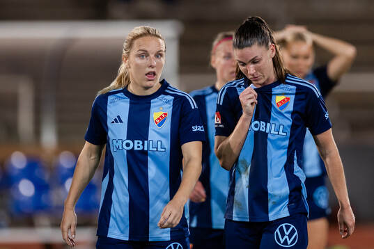 Djurgårdens Mimmi Larsson och Pauline Hammarlund deppar