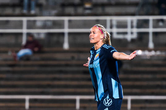 Djurgårdens Therese Åsland reagerar