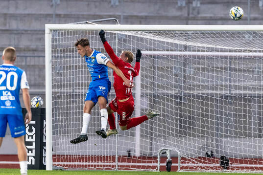 IK Oddevolds Gustav Forssell och Örebros målvakt Malte