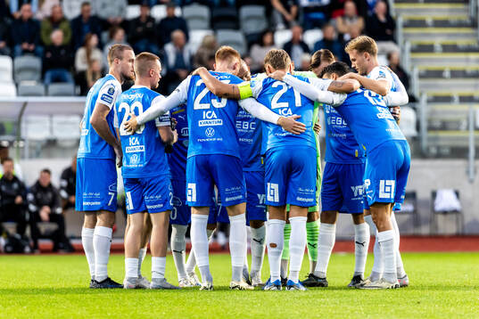 IK Oddevolds  spelare laddar för match