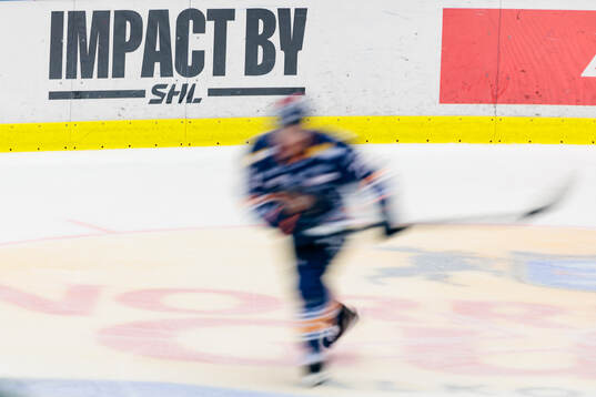 SHL logo på sargen