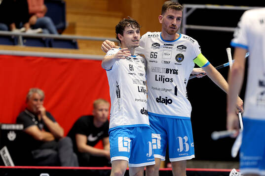 Kalmarsunds Filip Forman och lagkapten Kevin Haglund jublar