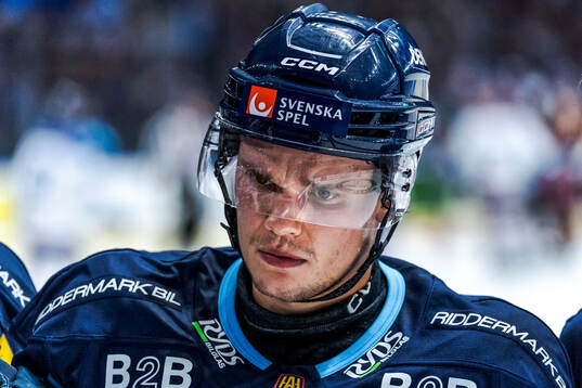 Djurgårdens Arvid Costmar deppar när han lämnar isen