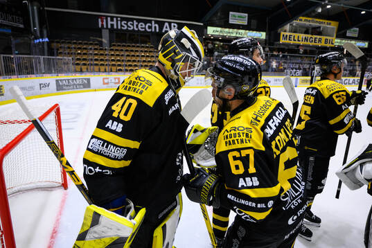 Västerås målvakt Rasmus Korhonen och Konstantin Komarek