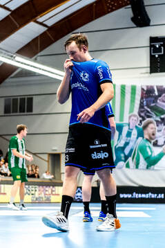 Amos Hampus Karlsson deppar