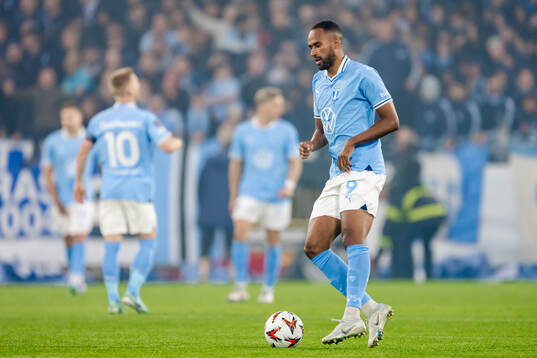 Isaac Kiese Thelin of Malmö FF looks dejected