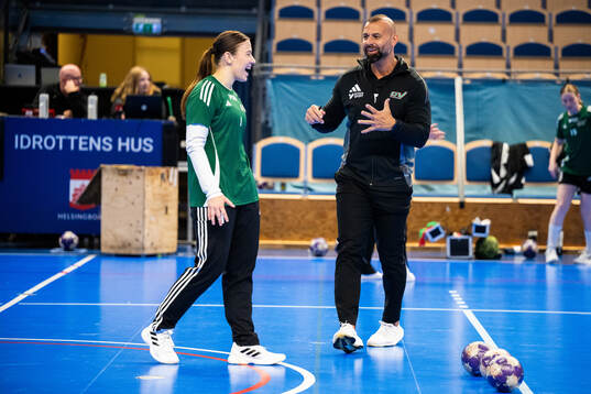 OV Helsingborgs målvakt Johanna Brejding och assisterande