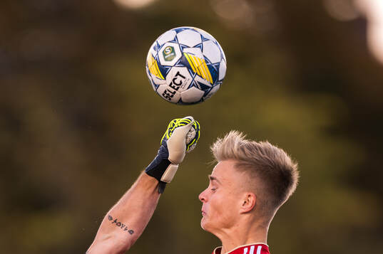GIF Sundsvalls Jonas Olsson (vars hand är i bild), boxar