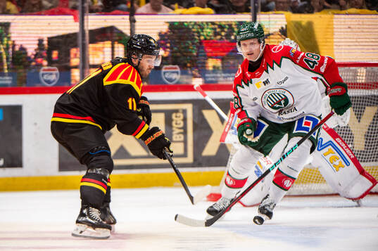 Brynäs Jordan Schroeder och Frölundas Carl Klingberg