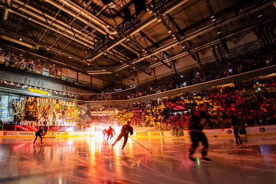 Brynäs spelare gör entré framför ett tifo