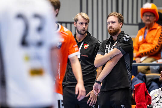 Skånela IFs assisterande tränare Isak Nielsen och