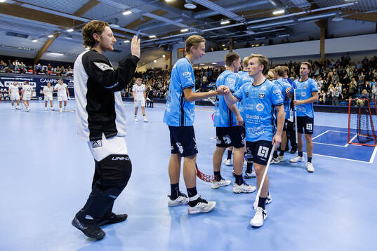 Warbergs Andreas Grönli jublar med laget