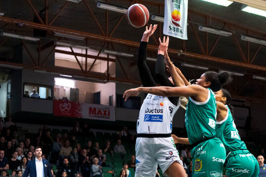 Luleås Jessica Lindstrom och Södertäljes Dara Taylor