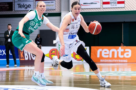 Södertäljes Mikaela Gustafsson och Luleås Fanny Wadling