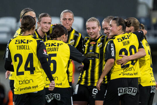 Häckens Alice Bergström jublar med lagkamrater