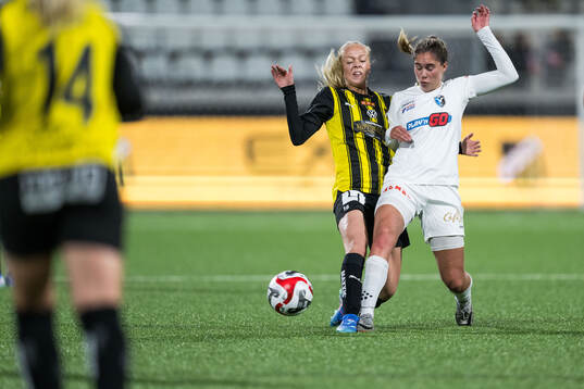 Häckens Lisa Löwing och Växjö DFFs Bryndis Arna