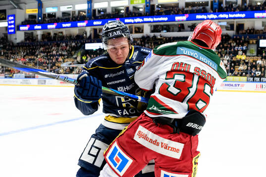 HV71s Victor Sjöholm och MoDos Sebastian Ohlsson