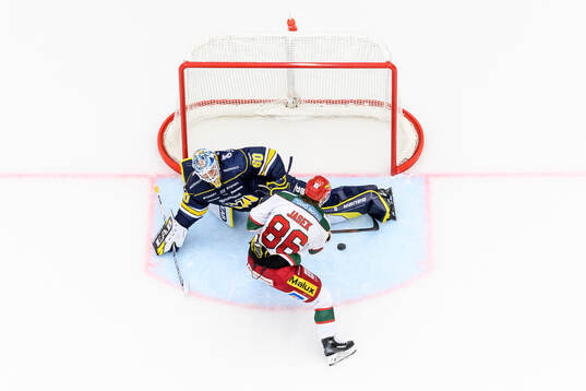 HV71s målvakt Hugo Alnefelt räddar skott från MoDos