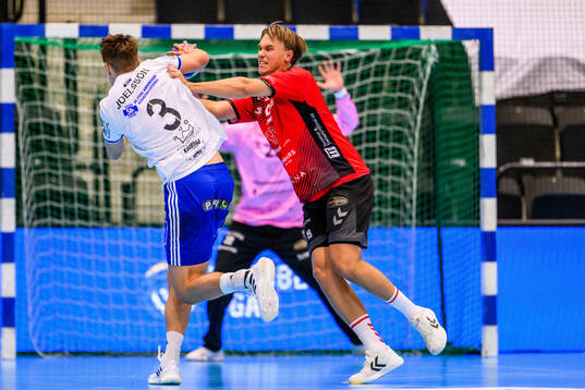 Ystad IFs Oskar Joelsson och Skånela IFs Gustav Näslund
