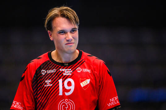 Skånela IFs Gustav Näslund deppar
