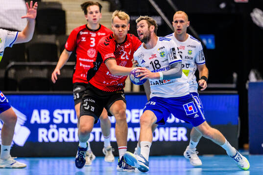 Skånela IFs Tobias Johansson och Ystad IFs Niclas Ekberg