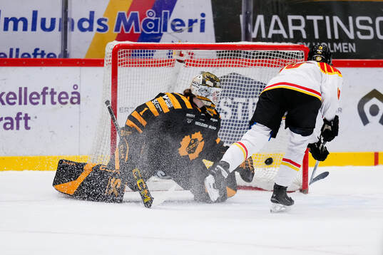 Skellefteås målvakt Miranda Dahlgren och Brynäs Jenny