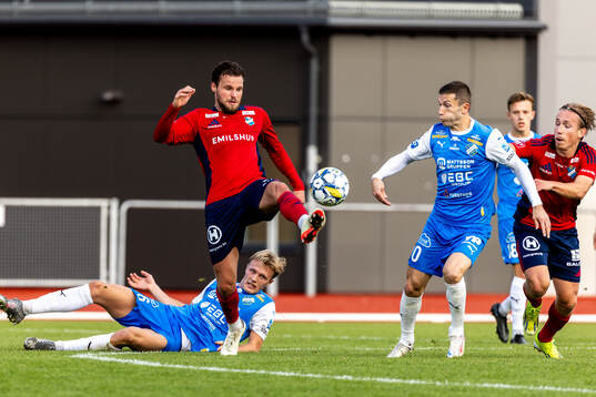 Östers Niklas Söderberg och IK Oddevolds Liridon Kalludra