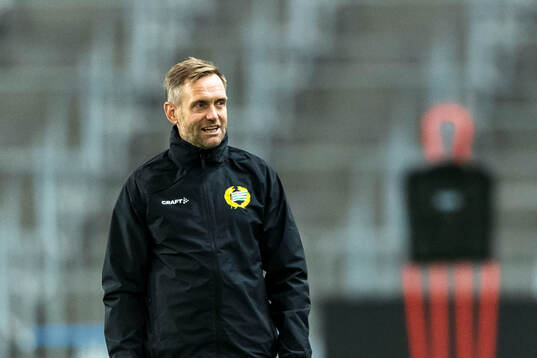 Head coach Martin Sjögren of Hammarby at a training session