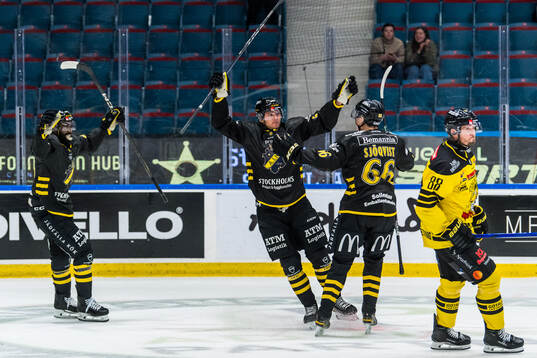 AIKs Alfred Barklund jublar med lagkamraterna eter 2-0