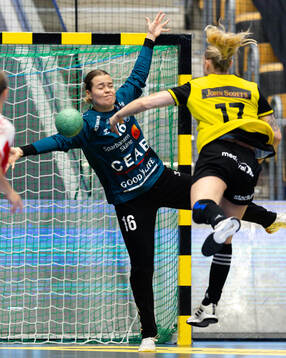 H65 Höörs målvakt Agnes Åseskog och Sävehofs Nina Dano