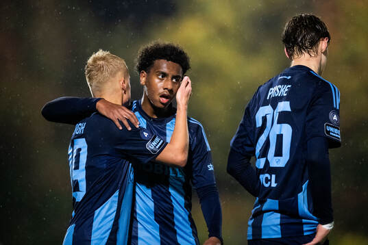 Djurgårdens Viktor Bergh och Isak Alemayehu Mulugeta jublar