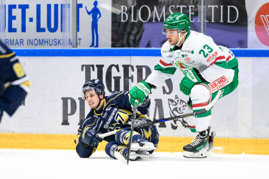 HV71s Hugo Fransson och Rögles Josh Dickinson
